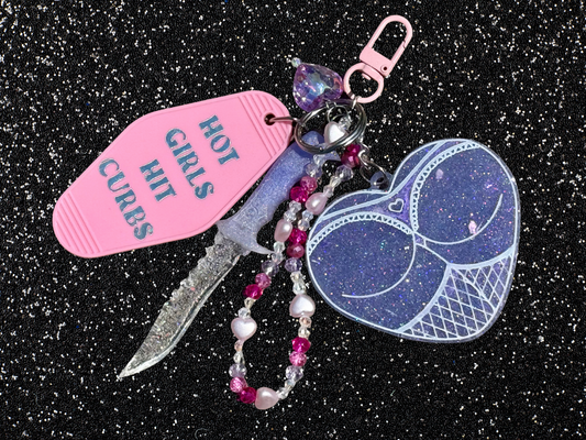 Llavero de seguridad de cabra Baphomet rosa pastel morado con pentagrama plateado holográfico
